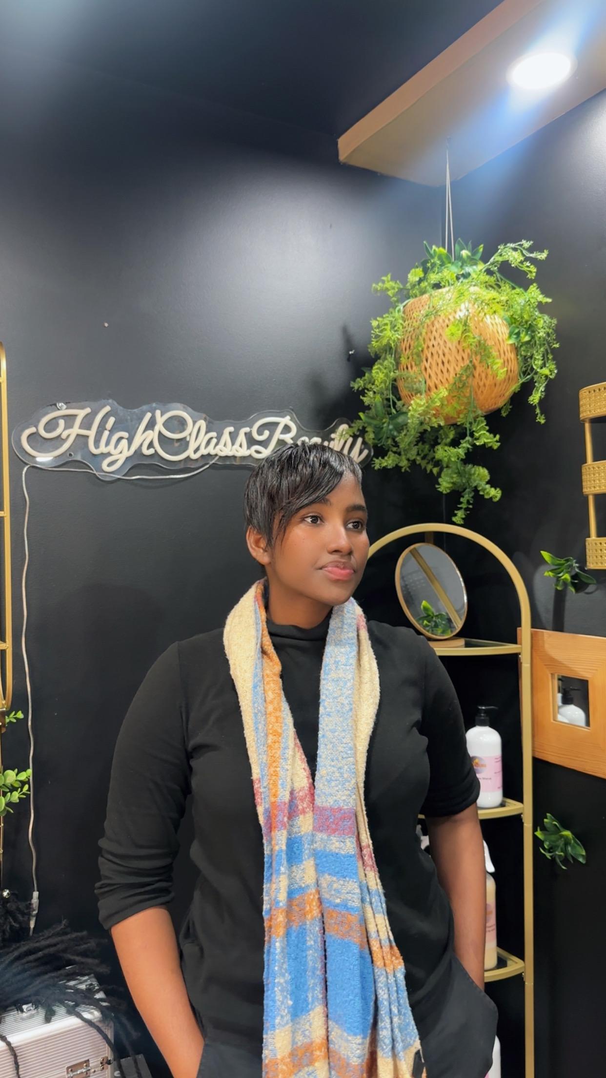 Coupe pixie coiffée chez HighClassBeauty
