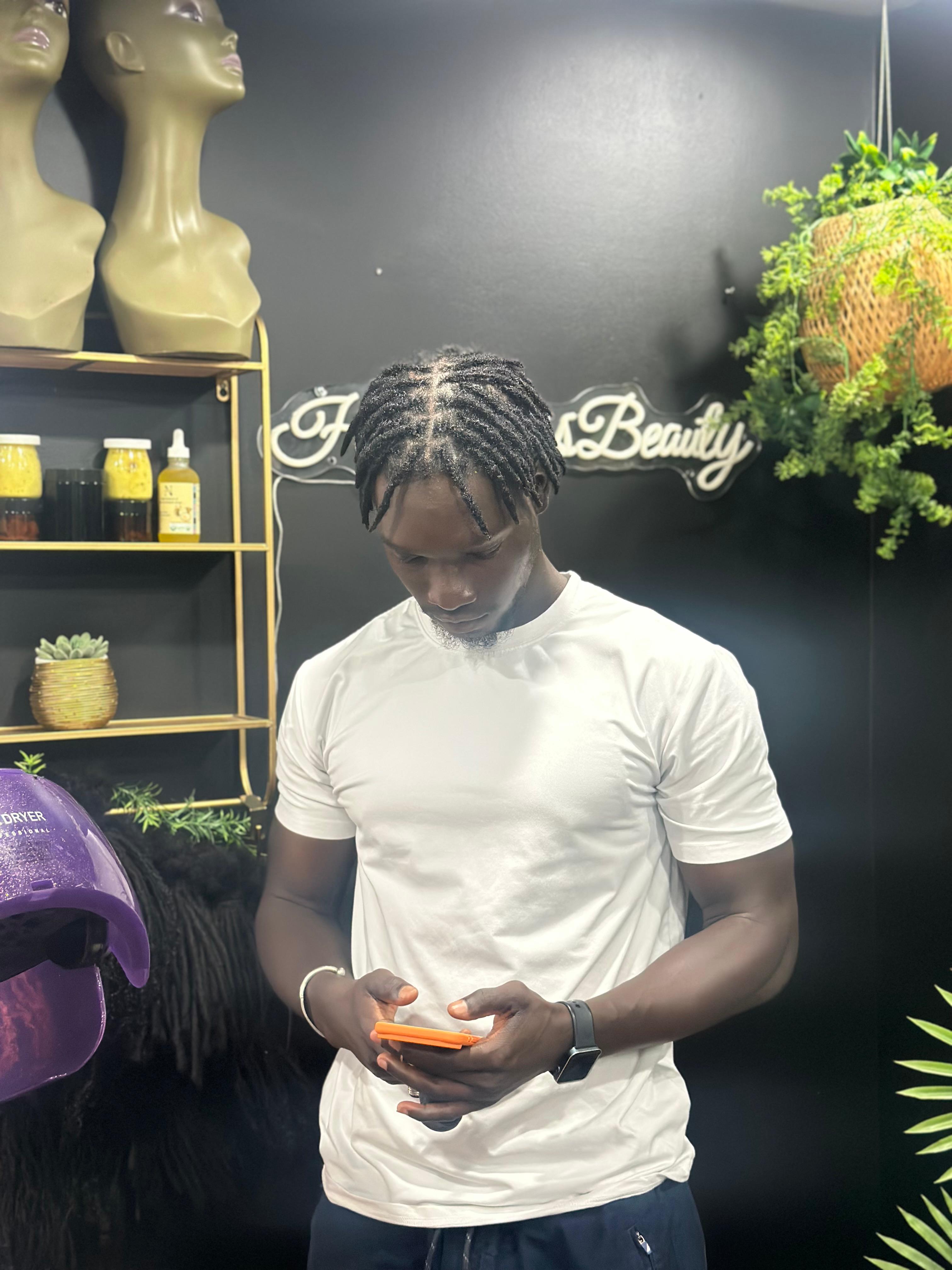 Locks courtes coiffées chez HighClassBeauty